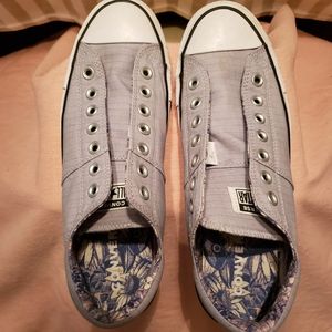 EUC CTAS classic low top chuck kicks (9 M, 11 W) GRAY Converse ⭐